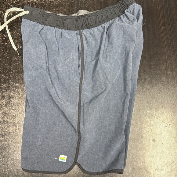 Vuori Banks Short - Men’s 7.5” inseam. Size M. Azure Linen Texture - Picture 4 of 4